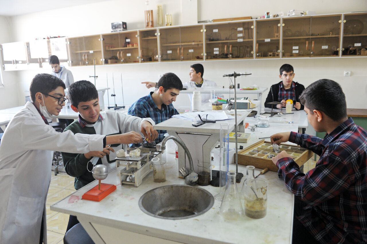 این مدرسه ۲۰۰ تشکل دانش آموزی دارد | مهارت آموزی کنار درس خواندن