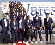 لحظه امضای پیراهن تیم ملی فوتبال در فرودگاه قبل از سفر به قطر | ببینید