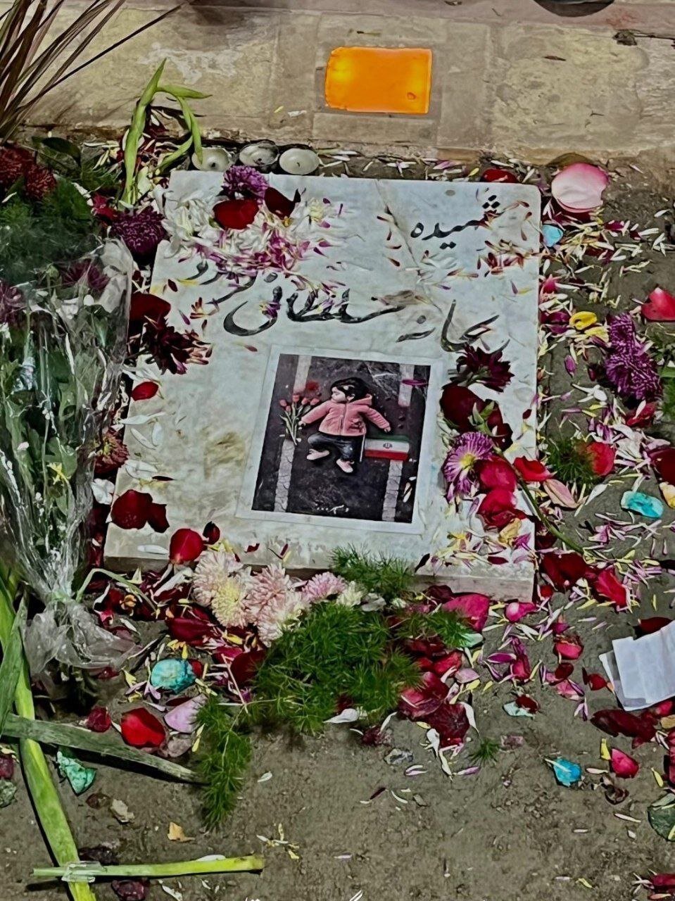 اولین تصویر از مزار دختر کاپشن صورتی غرق در گل | عکس