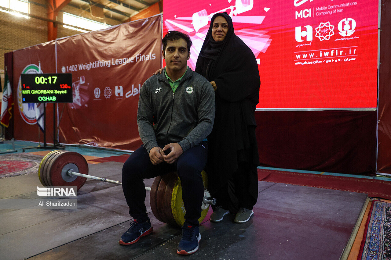 حضور یک زن با چادر روی تخته وزنهبرداری | حرکت جالب قهرمان وزنهبرداری جهان برای مادرش | عکس