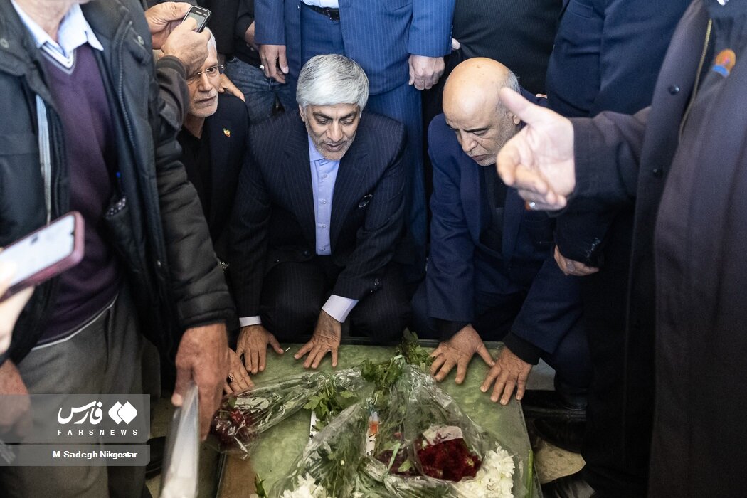 عکس | حضور وزیر ورزش بر مزار تختی