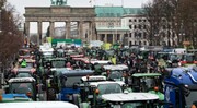 تصاویری از نحوه عجیب اعتراض کشاورزان در آلمان