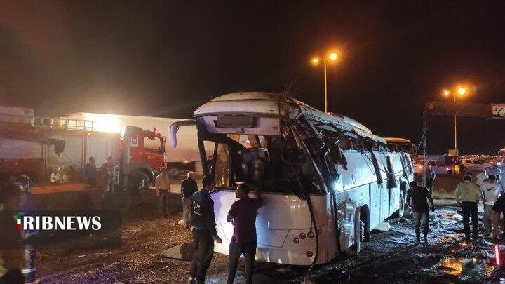 تصادف مهیب اتوبوس مسافری با کامیون و تریلر | ۷ نفر جان باختند (عکس)