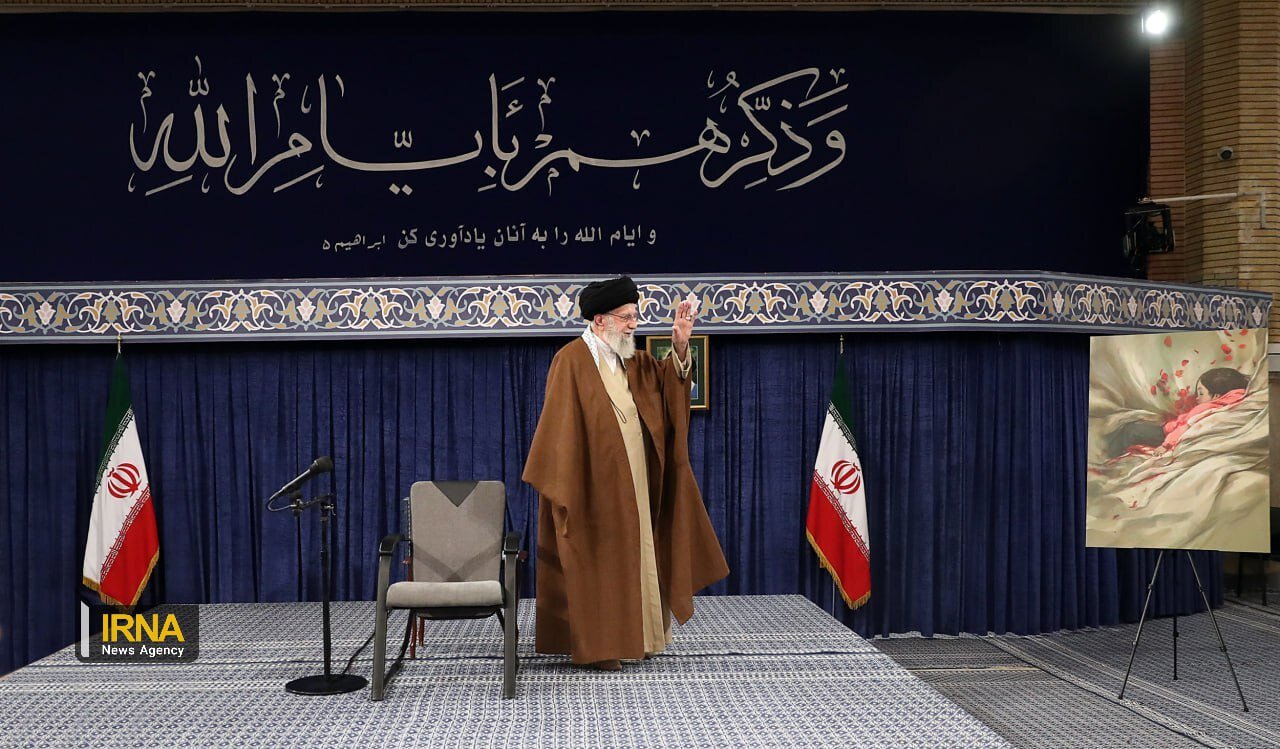 آیه معنادار نقش بسته در محل دیدار مردم قم با رهبری | عکس