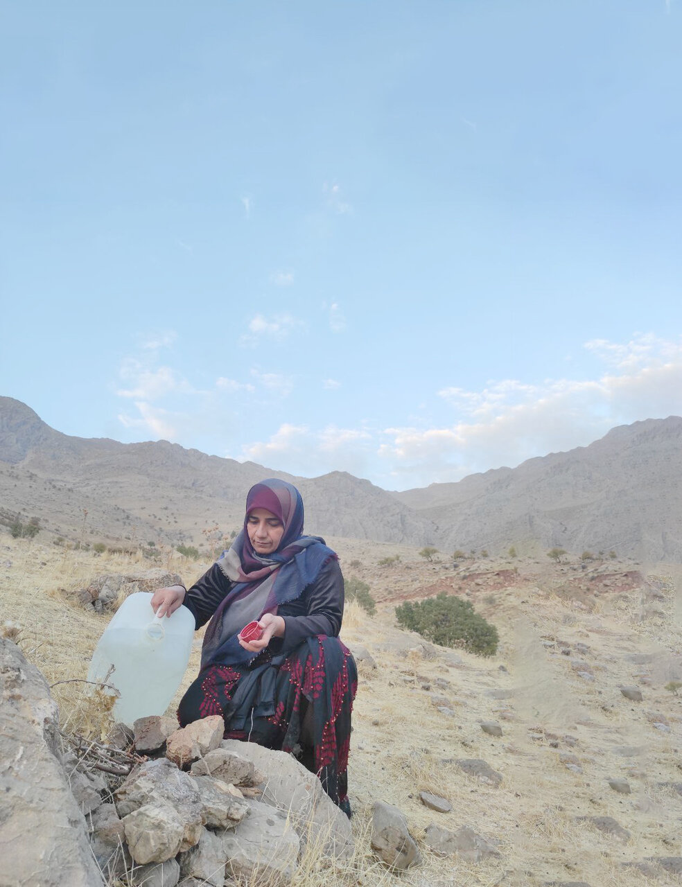 تصمیم کبری برای گریز از سرطان | این زن کرمانشاهی به بانوی پسماند صفر در اورامانات معروف شد