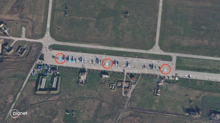 نقاشی جنگنده‌ های روسی برای فریب پهپادهای اوکراین | ترفندهای عملیات روانی یک جنگ طولانی + تصاویر