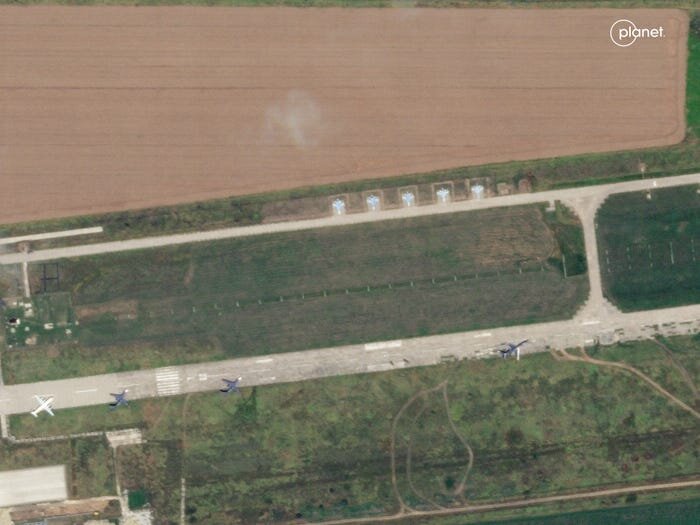 نقاشی جنگنده‌ های روسی برای فریب پهپادهای اوکراین | ترفندهای عملیات روانی یک جنگ طولانی + تصاویر