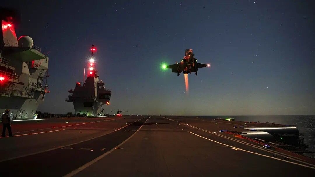 فرود عمودی جنگنده اف ۳۵ که شبیه موشک عمل می‌کند | تصویر