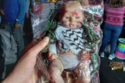 اقدام شرم‌آور کمپانی اسرائیلی ؛  عروسک خون آلود با چفیه فلسطینی | تصاویر
