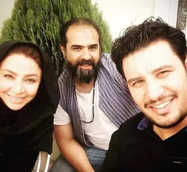 عکس زیر خاکی از جواد عزتی و همسرش در پشت صحنه یک سریال قدیمی