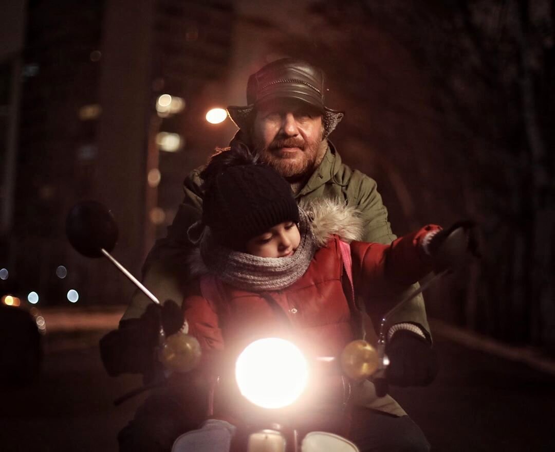 تیپ متفاوت رضا عطاران در عمان | عکس