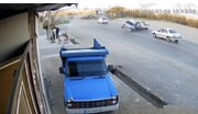 تصاویر لحظه تصادف عجیب در فارس | ببینید چگونه یک خودرو همزمان با ۲ خودرو برخورد کرد! | علت هجوم بردن مرد به زن چه بود؟