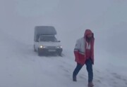 تصاویر گرفتار شدن خودروها در برف و یخبندان