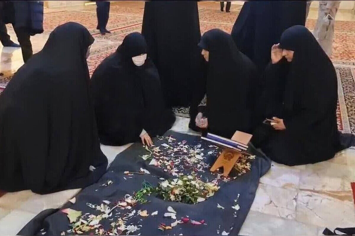 حضور همسر رئیسی بر مزار ۲ زن شهید حادثه تروریستی کرمان | عکس