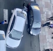 لحظه شکستن شیشه خودرو توسط شهروند عصبانی! | انتقام از راننده خودخواهی که خودرو را وسط خیابان قفل کرد و رفت | ببینید