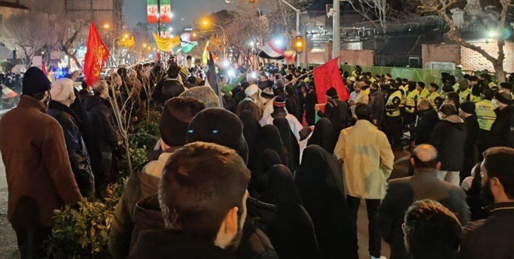 تجمع شبانه در مقابل سفارت انگلیس در تهران ؛ حریفت منم! | تصاویر