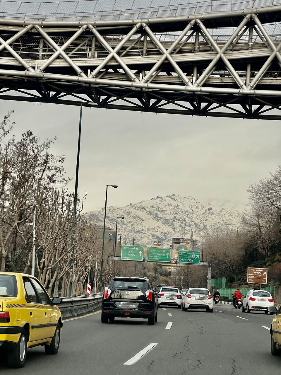 عکس | نمای برفی کوههای تهران از پل طبیعت و بزرگراه مدرس