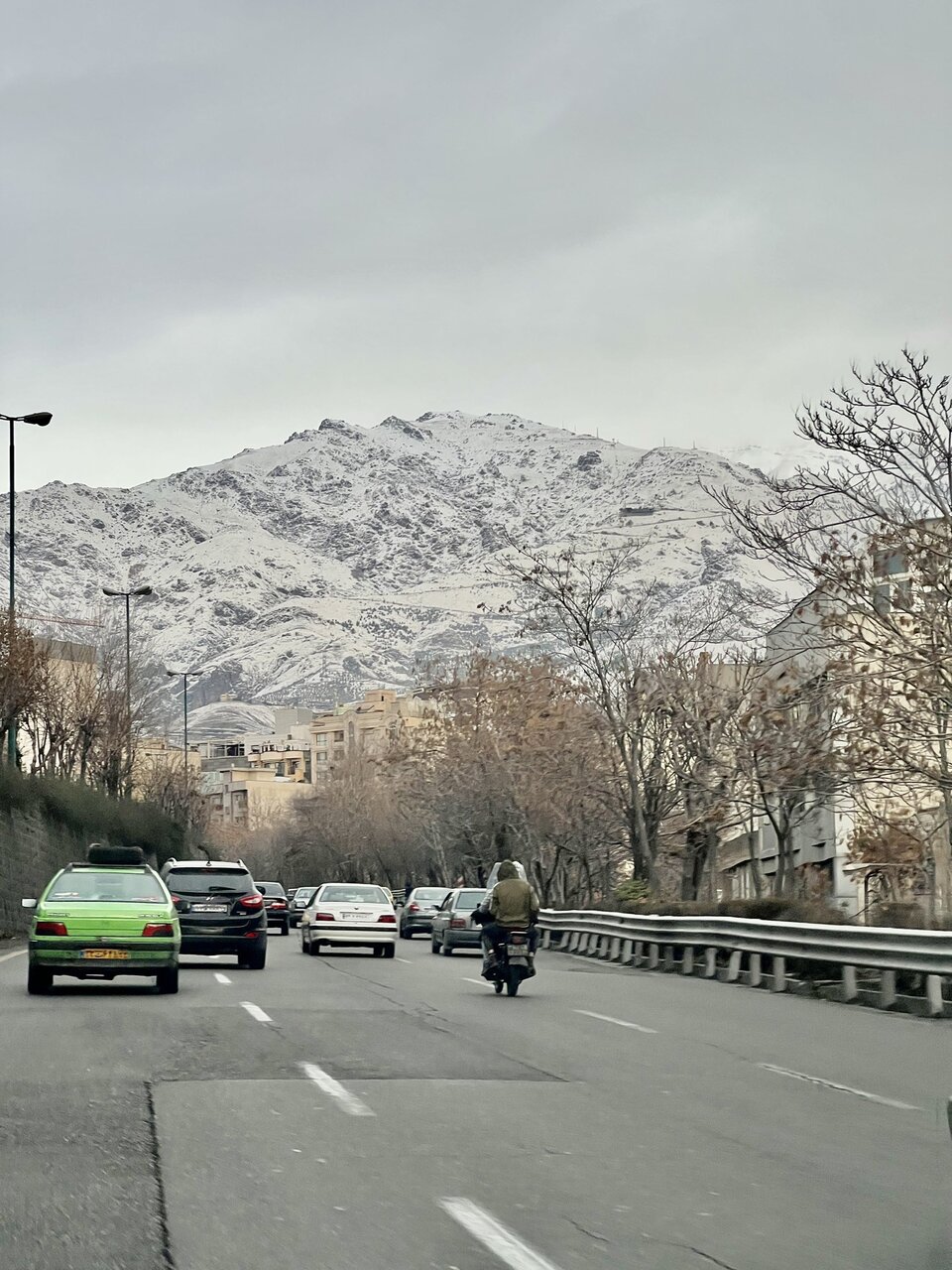عکس | نمای برفی کوه‌های تهران از پل طبیعت و بزرگراه مدرس