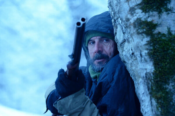 تصاویر | امین حیایی با موهای یخ زده در شکار گرگ