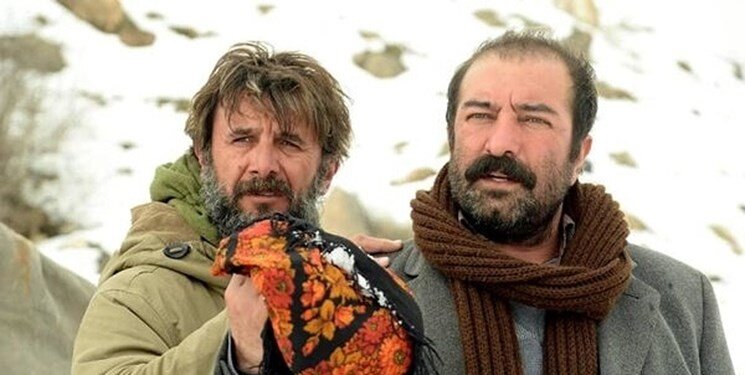 تصاویر | امین حیایی با موهای یخ زده در شکار گرگ