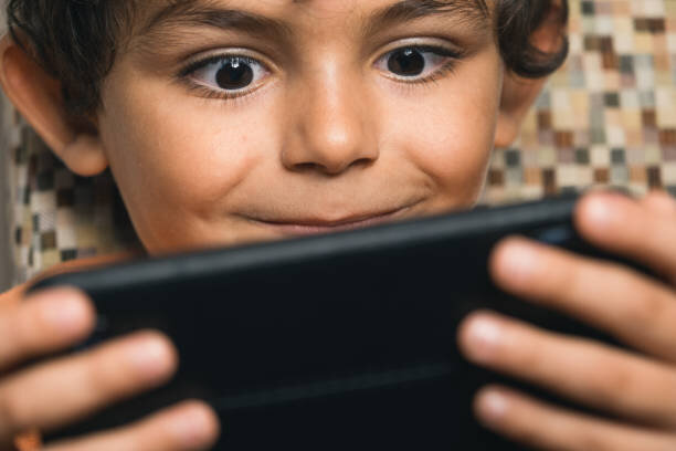 اینترنت، موبایل و محصولات دیجیتالی چه بلایی سر کودکان ما می‌آورد