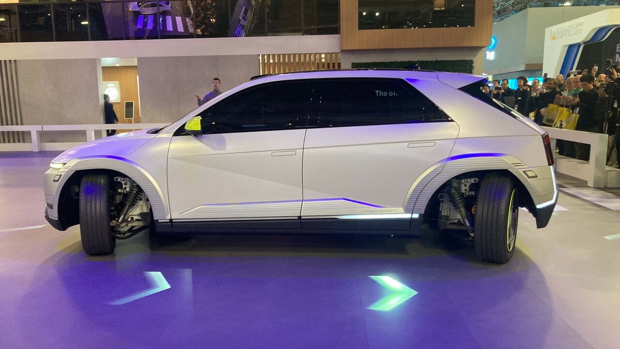 تصاویر | خودرویی که مثل خرچنگ حرکت می کند! | خودروی برقی با چرخ های چرخنده