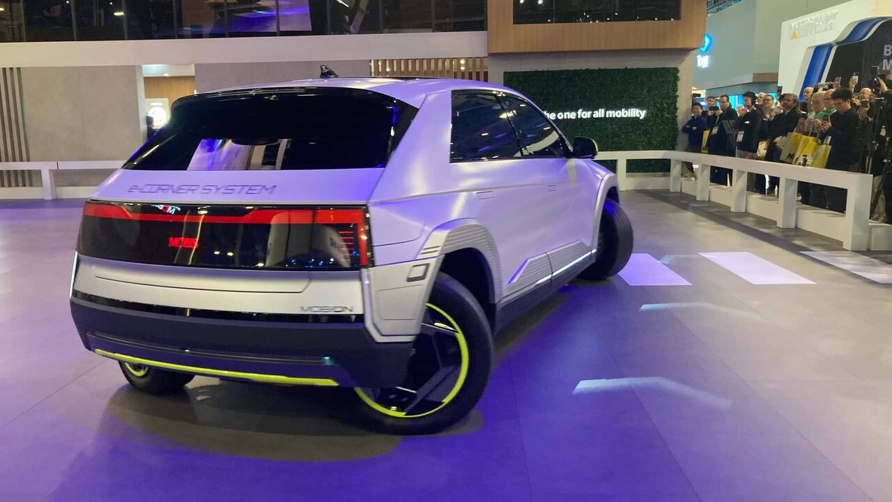 تصاویر | خودرویی که مثل خرچنگ حرکت می کند! | خودروی برقی با چرخ های چرخنده