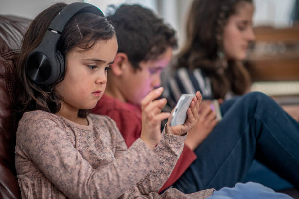 مشکلات ارتباطی کودکان و فرزندان دیجیتالی | دوران طلایی رشد سیستم عصبی کودک را ازدست ندهیم