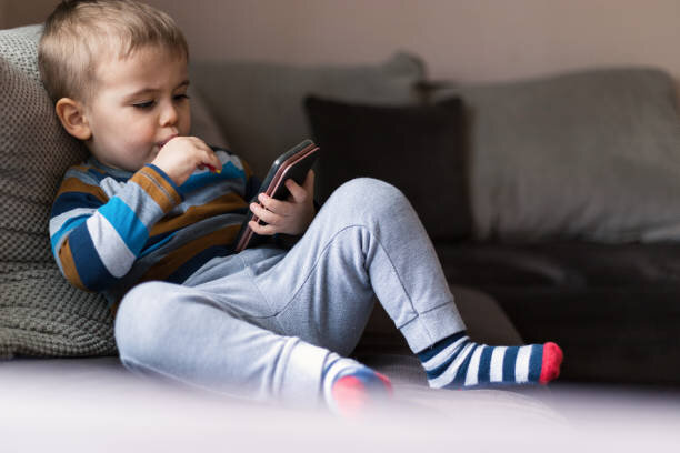 مشکلات ارتباطی کودکان و فرزندان دیجیتالی | دوران طلایی رشد سیستم عصبی کودک را ازدست ندهیم