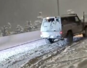 ببینید | صحنه عجیب نجات کامیون‌ها در برف توسط آفرود سواران