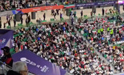 اقدام تحسین برانگیز هواداران ایرانی در ورزشگاه قطر  | ببینید