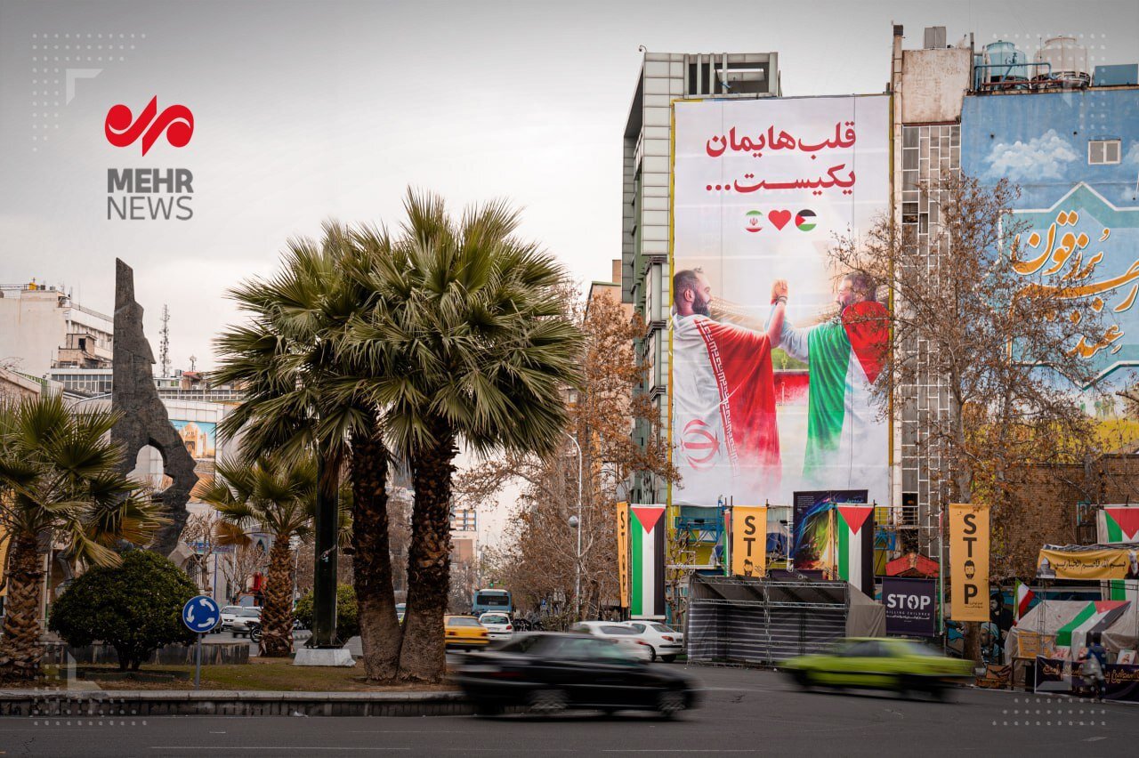 دیوارنگاره فوتبالی و جدید میدان فلسطین | «قلبهایمان یکیست»... | عکس