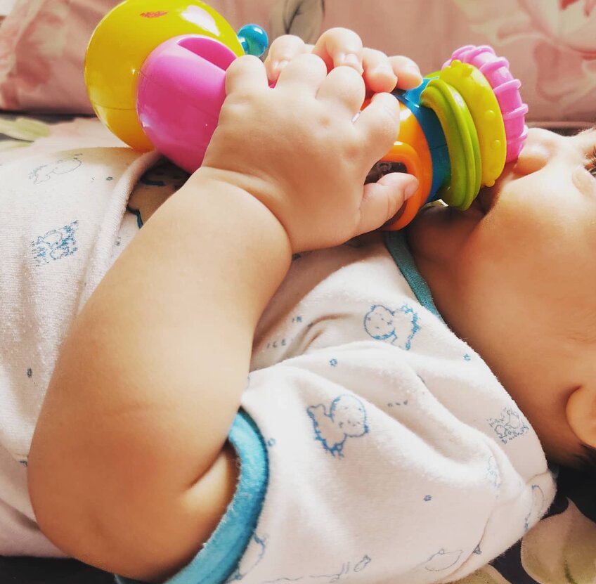 این پزشک ۳۵ ساله مادر ۵ فرزند است | رزق و روزی عدد روی فیش حقوقی نیست | بچههای ما درجا، ۳-۴ تا با هم، از لپ لپ درنیامدند!