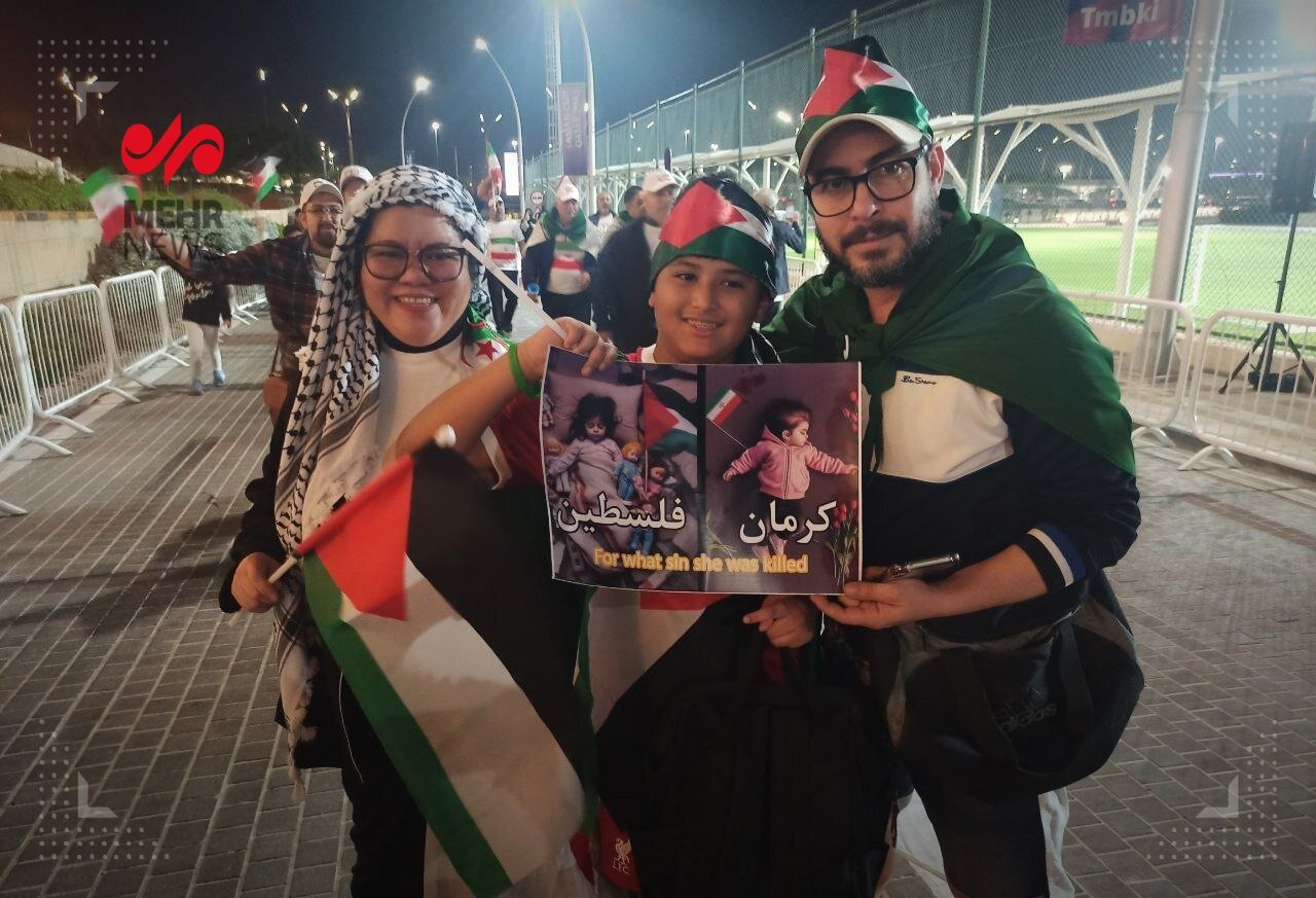 عکسی معنادار از ایران در دست هواداران تیم ملی فلسطین | عکس