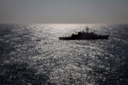 اولین صدای ضبط شده در کشتی انگلیسی پس از اصابت موشک یمن ؛ تصاویر کشتی در حال سوختن | ببینید