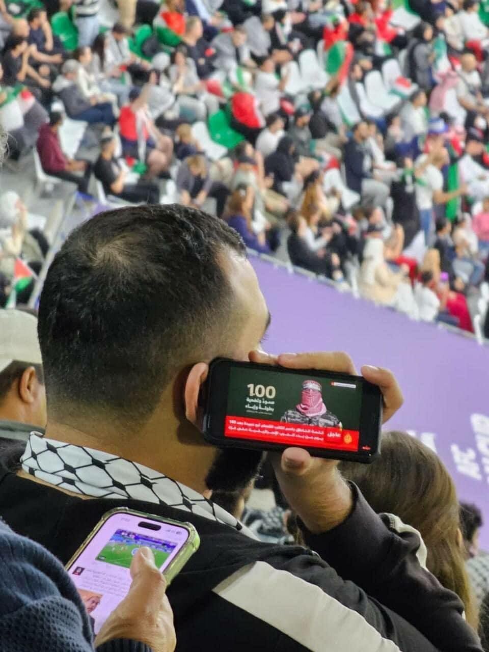 جسمش در حال تماشای فوتبال اما قلبش جای دیگر است! ؛ دغدغه این هوادار فلسطینی را ببینید | عکس