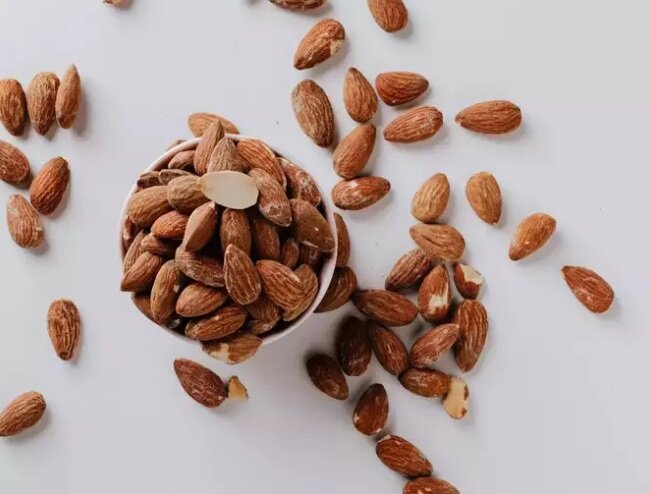 راههای مطمئن شدن از سلامت بادام | چه بادامهایی نخریم