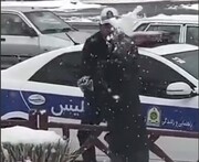 تصاویری جالب از برف بازی یک پلیس با کودکان