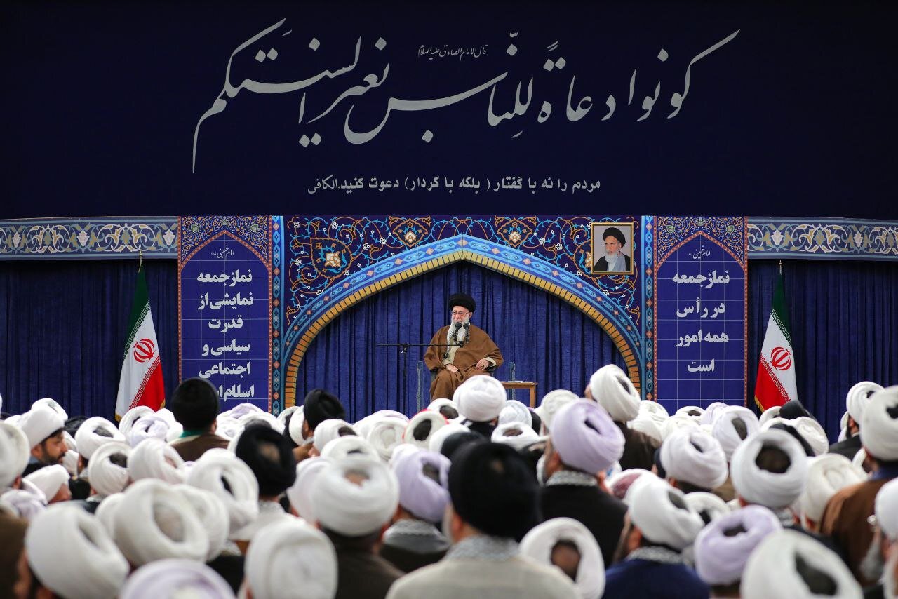 حدیث معنادار نقش بسته در محل دیدار ائمه جمعه با رهبر انقلاب | عکس