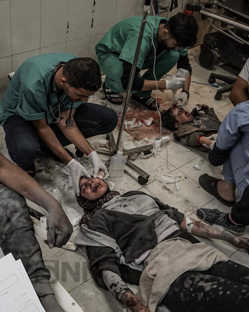 (۱6+) تصاویر دلخراش از نوجوان مجروح فلسطینی و مادرش | ببینید