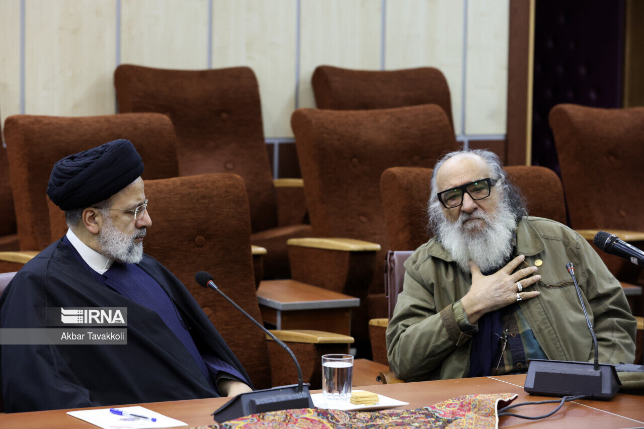 ژست های متفاوت داریوش ارجمند در دیدار با رئیس جمهور | عکس