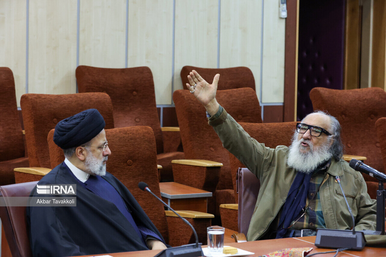 ژست های متفاوت داریوش ارجمند در دیدار با رئیس جمهور | عکس