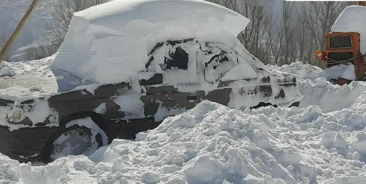 این روستا زیر برف دفن شد؛ ارتفاع برف روی خودروها را ببینید | تصاویر