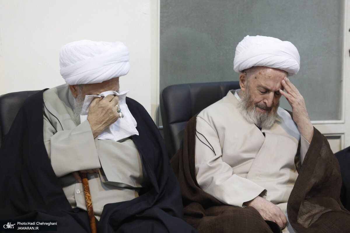 تصویری از چهره غمگین یک مرجع تقلید در سالگرد فوت همسرش