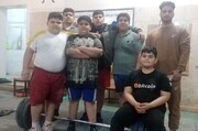 نابغه وزنه‌برداری جهان یک کودک لرستانی است | قویترین مردان از قدرت این کودک ایرانی در حیرت هستند | مهار وزنه ۱۳۰ کیلوگرمی در ۸ سالگی! + ویدئو