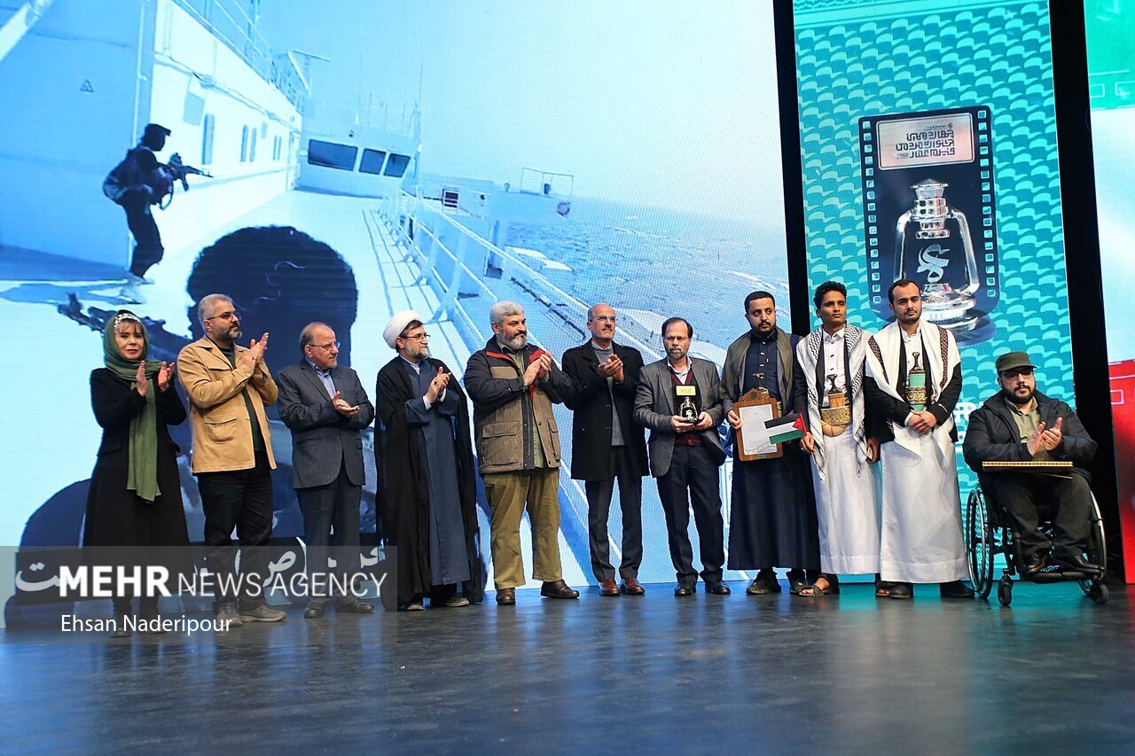 اهدا جایزه خنجر یمنی به یک ایرانی | حضور یمنی ها با پرچم فلسطین در قلب تهران | تصاویر