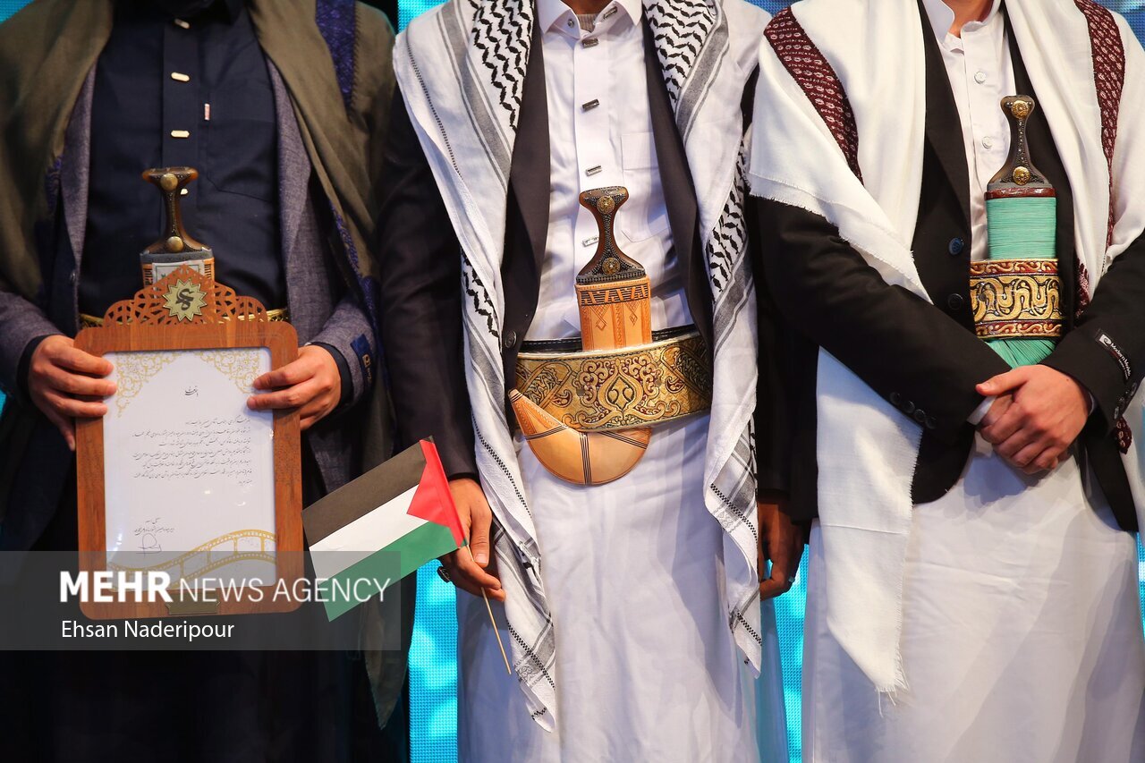 اهدا جایزه خنجر یمنی به یک ایرانی | حضور یمنی ها با پرچم فلسطین در قلب تهران | تصاویر