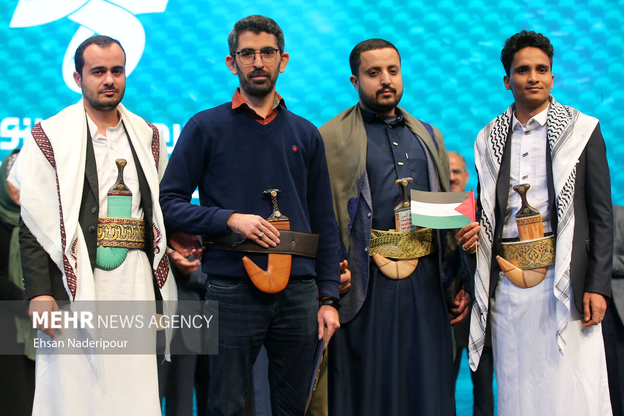 اهدا جایزه خنجر یمنی به یک ایرانی | حضور یمنی ها با پرچم فلسطین در قلب تهران | تصاویر