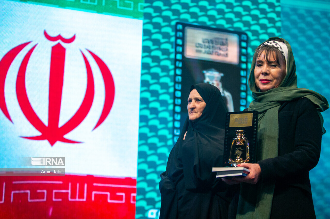 عکس | پوشش خاص سفیر بولیوی در اختتامیه فیلم عمار