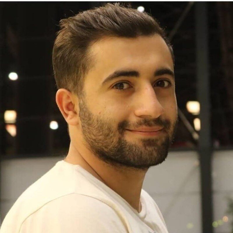 خندیدن به مشکلات تئاتر در فضای مجازی | گفت و گو با بلاگری که در صفحهاش با مشکلات تئاتر شوخی میکند